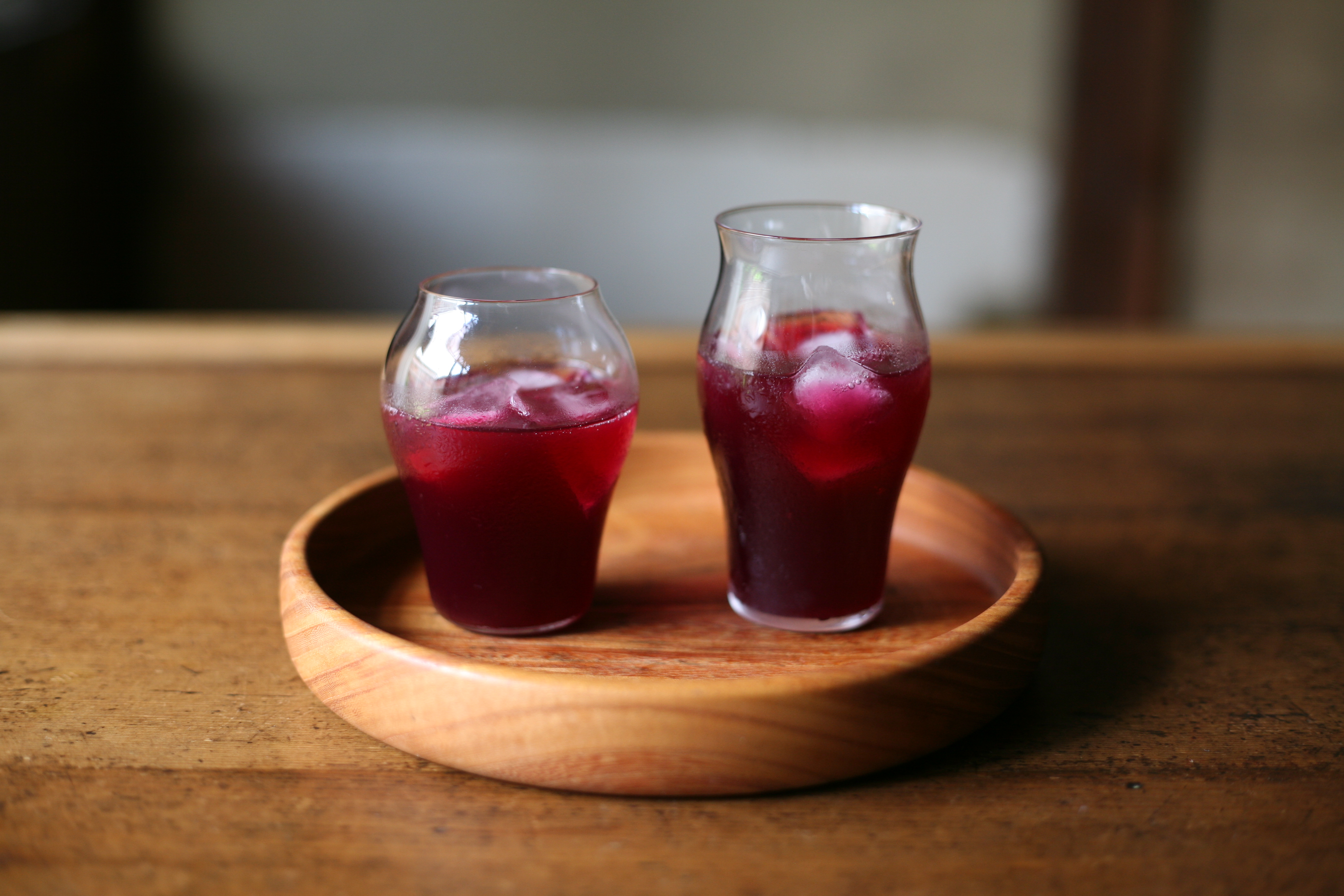 紫蘇 三國時期曹操的侍醫 也就是名醫華佗用煎好的紫色藥草解毒因吃蟹而食物中毒的年輕人一事 作為關於紫蘇的逸事流傳至今 職人 Com網誌