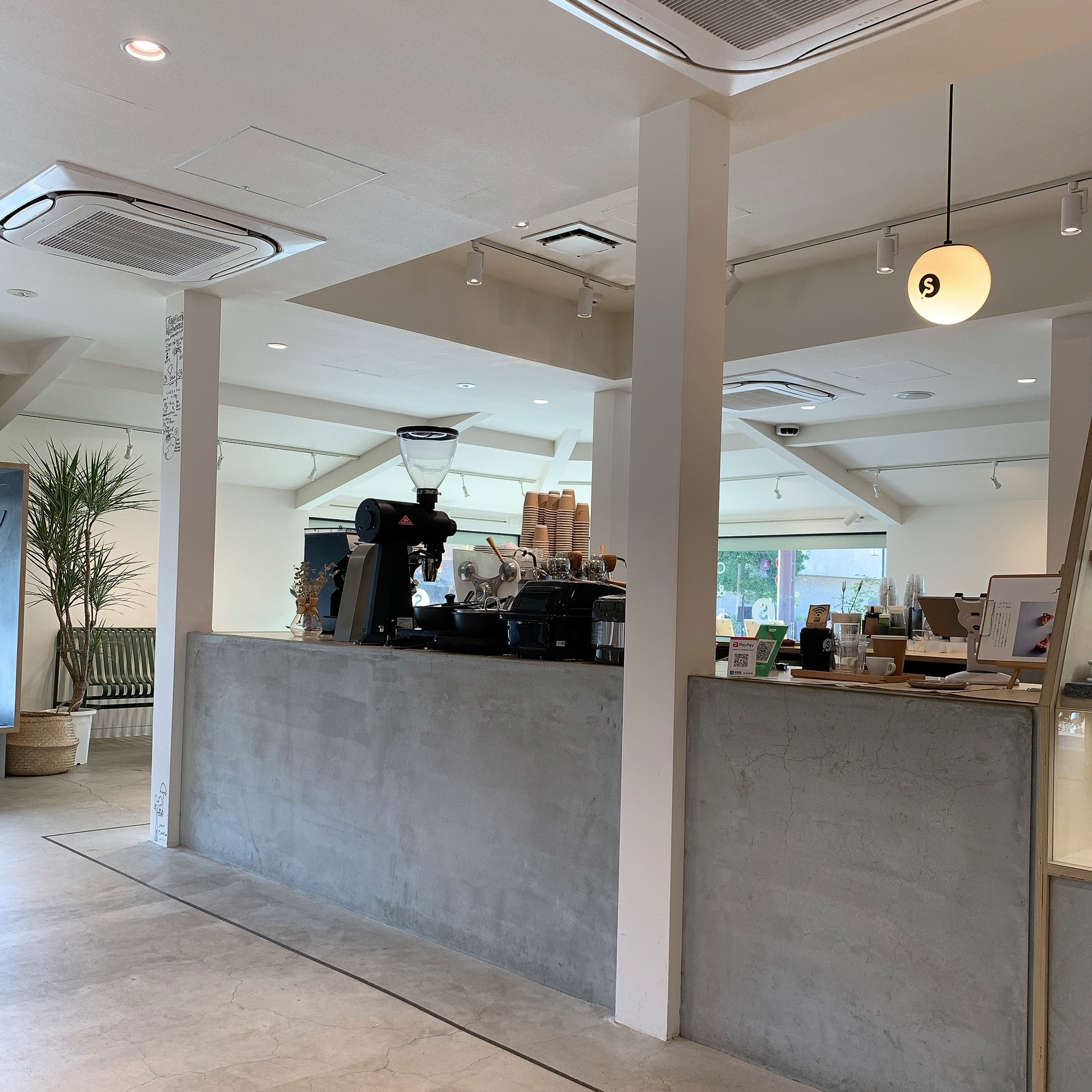 京都市動物園近くにあるカフェ S ドットエス メルセデス ベンツのノウハウを生かして作られているマイクロコンパクトカー Smart の日本初専売店に併設されています 職人 Comブログ