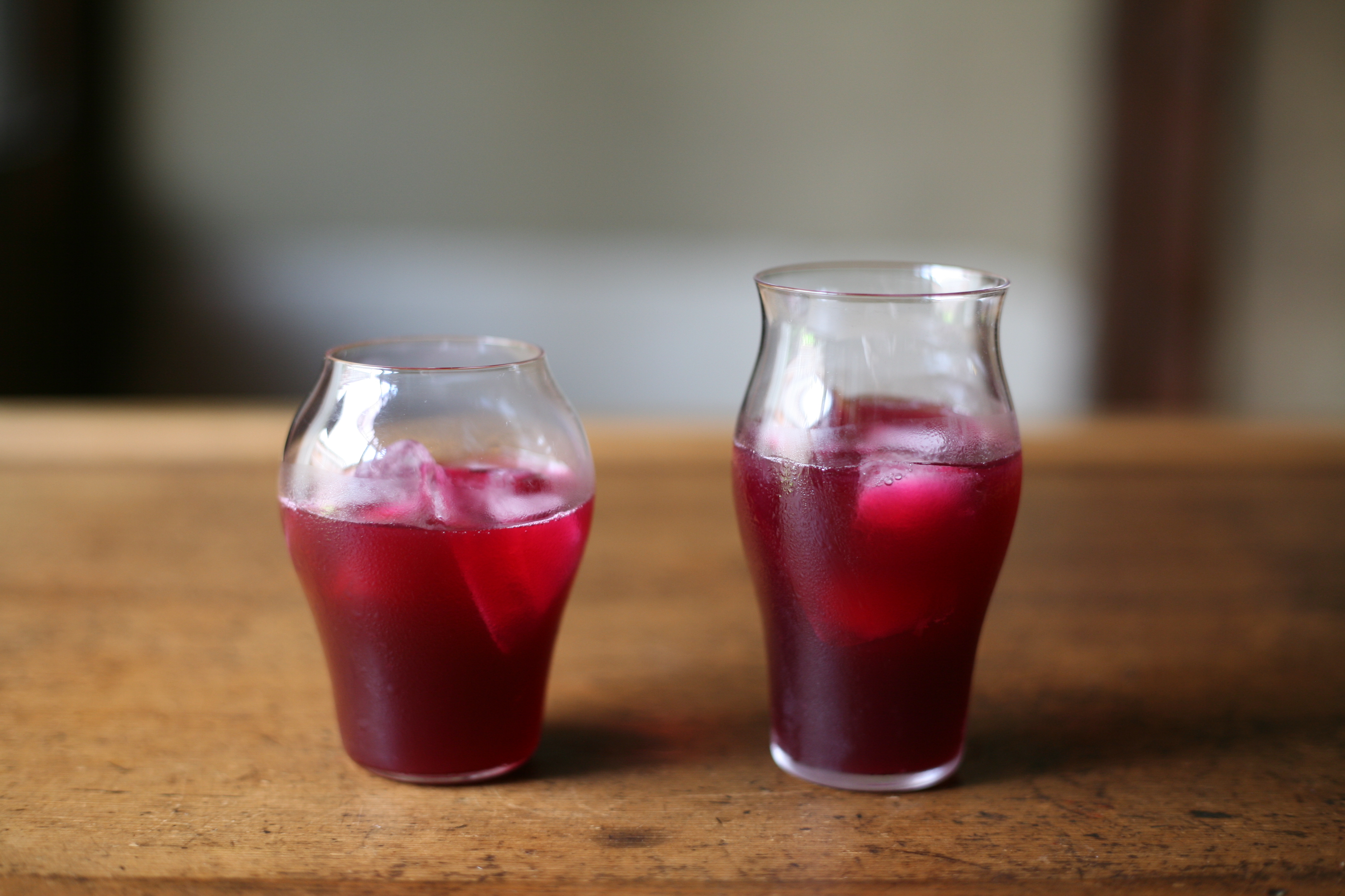 紫蘇 三國時期曹操的侍醫 也就是名醫華佗用煎好的紫色藥草解毒因吃蟹而食物中毒的年輕人一事 作為關於紫蘇的逸事流傳至今 職人 Com網誌