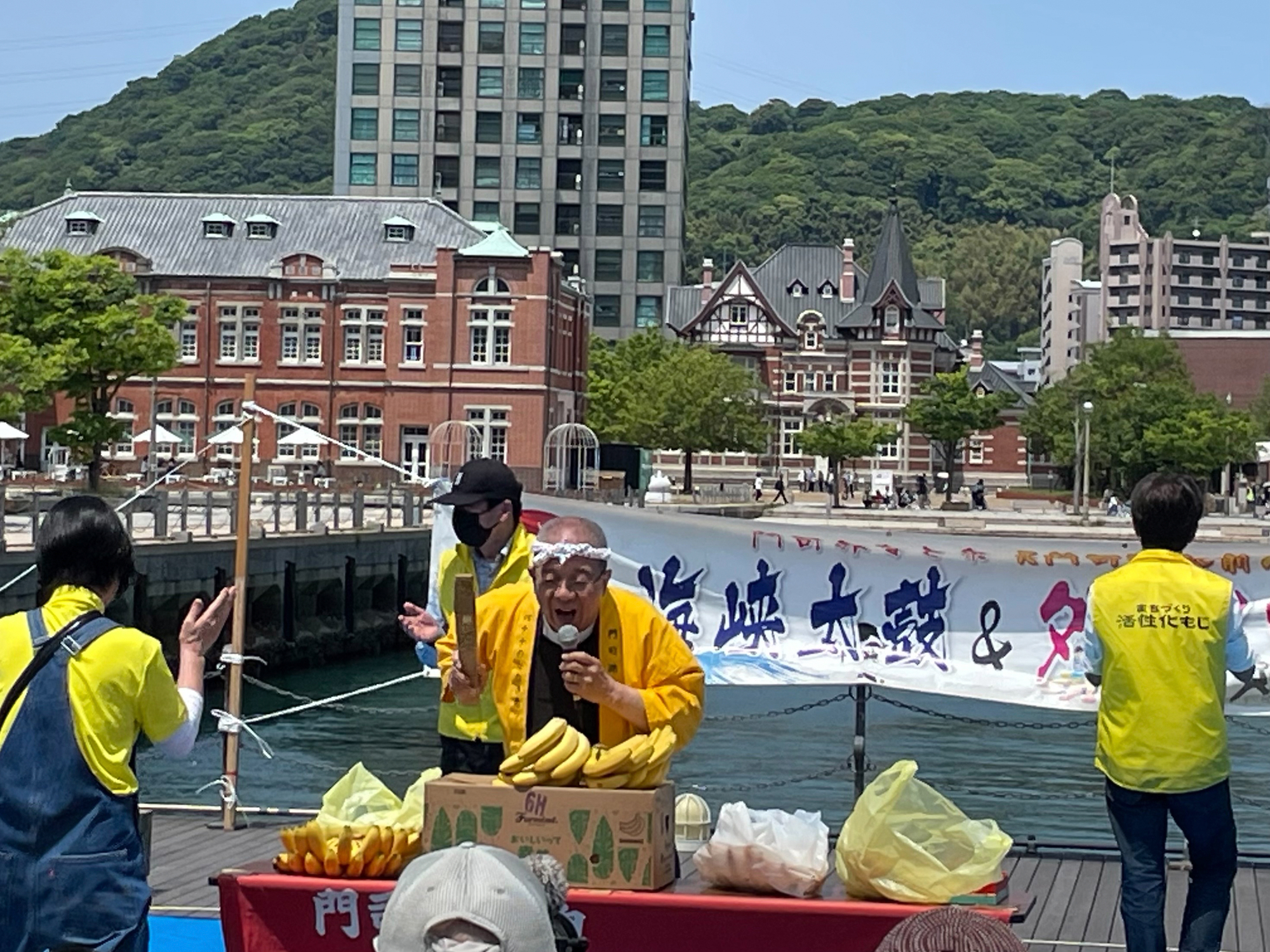門司港 バナナの叩き売り】バナナの叩き売りは、日本の本州と九州を 