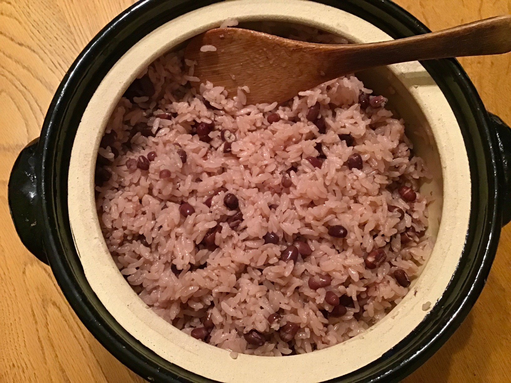 伊賀焼ご飯土鍋で小豆ご飯を炊くと普通のうるち米が 餅米のお赤飯のように仕上がって大変おいしいですね 職人 Comブログ