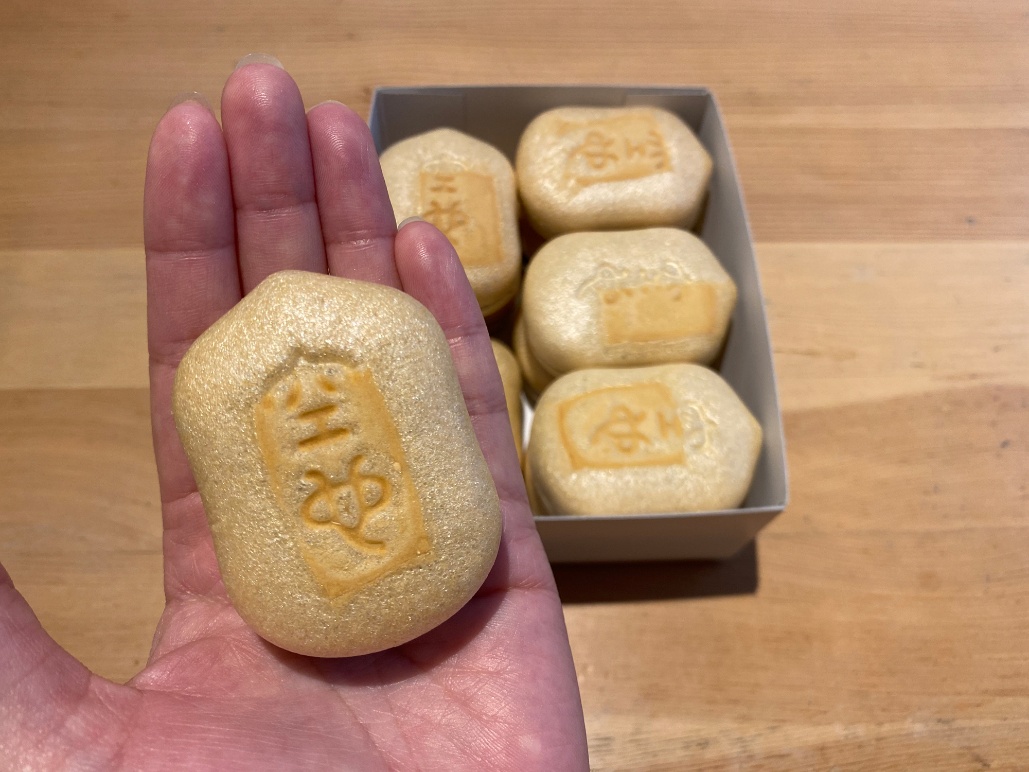 空也 最中饼 最中 日语发音为もなか 乃十五的月亮之意 而称作最中饼的和菓子其实是用糯米粉蒸烤而成的酥脆外皮 加入甜糯的红豆馅 扣合起来享用的传统点心 职人 Com博客