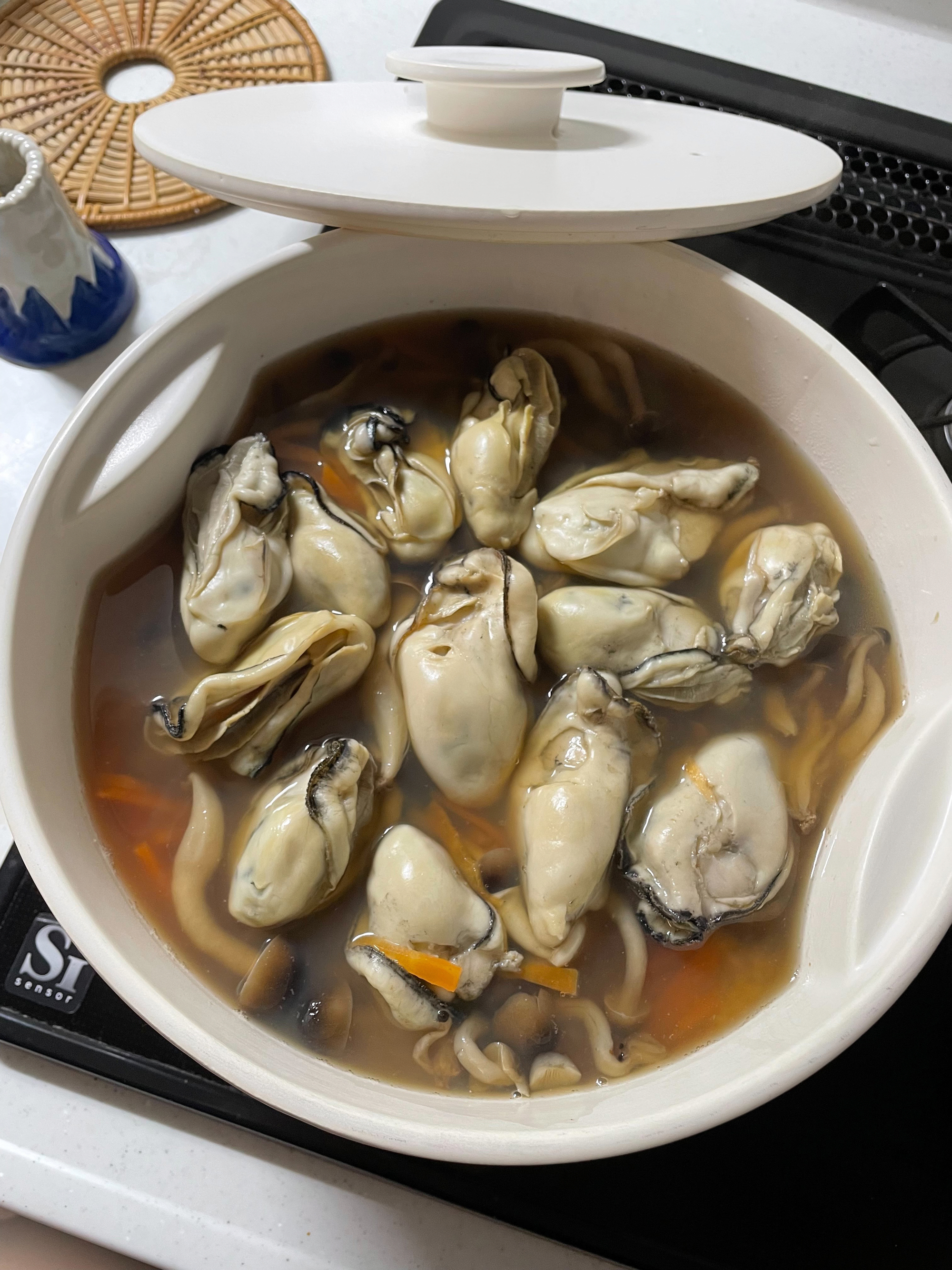 用土鍋製作的牡蠣飯 牡蠣通常在11月左右完成產卵之時開始變得肥美 而3 4月份的牡蠣 肉質肥美 味道濃郁 可以說是其味道最為鼎盛之時 職人 Com網誌