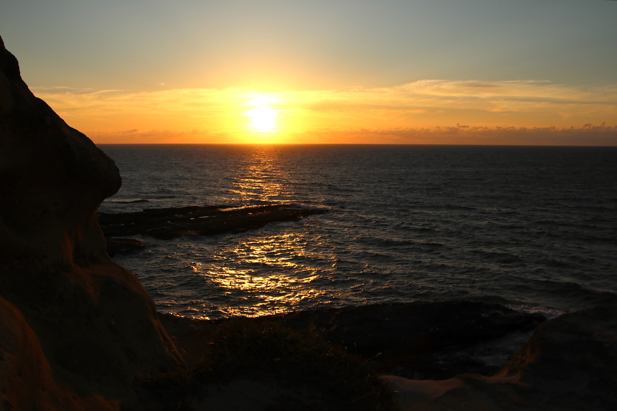 夏の夕焼け 遠見ヶ鼻】北九州市若松区には岩屋・遠見ヶ鼻という夕日の