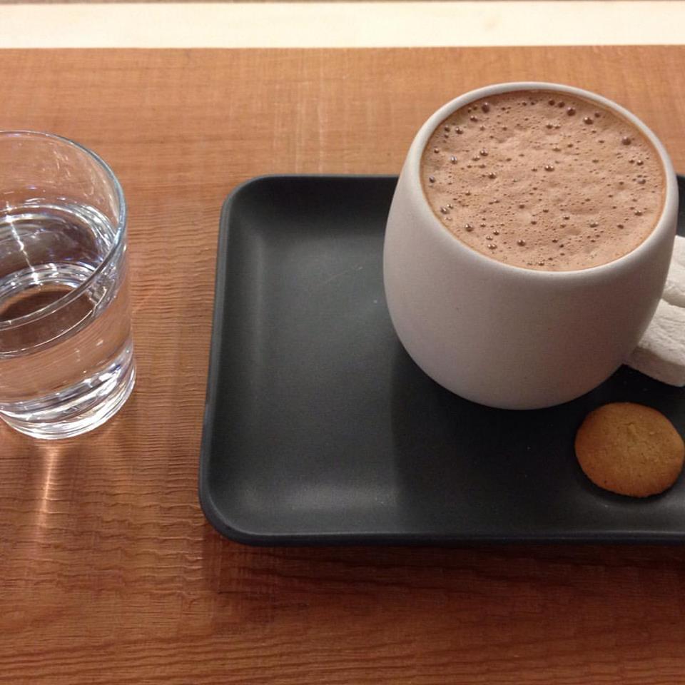 Sueki Ceramicsのカップやプレートが使われている アメリカ発の大人気チョコレートショップ ダンデライオン チョコレート にやってきました 職人 Comブログ