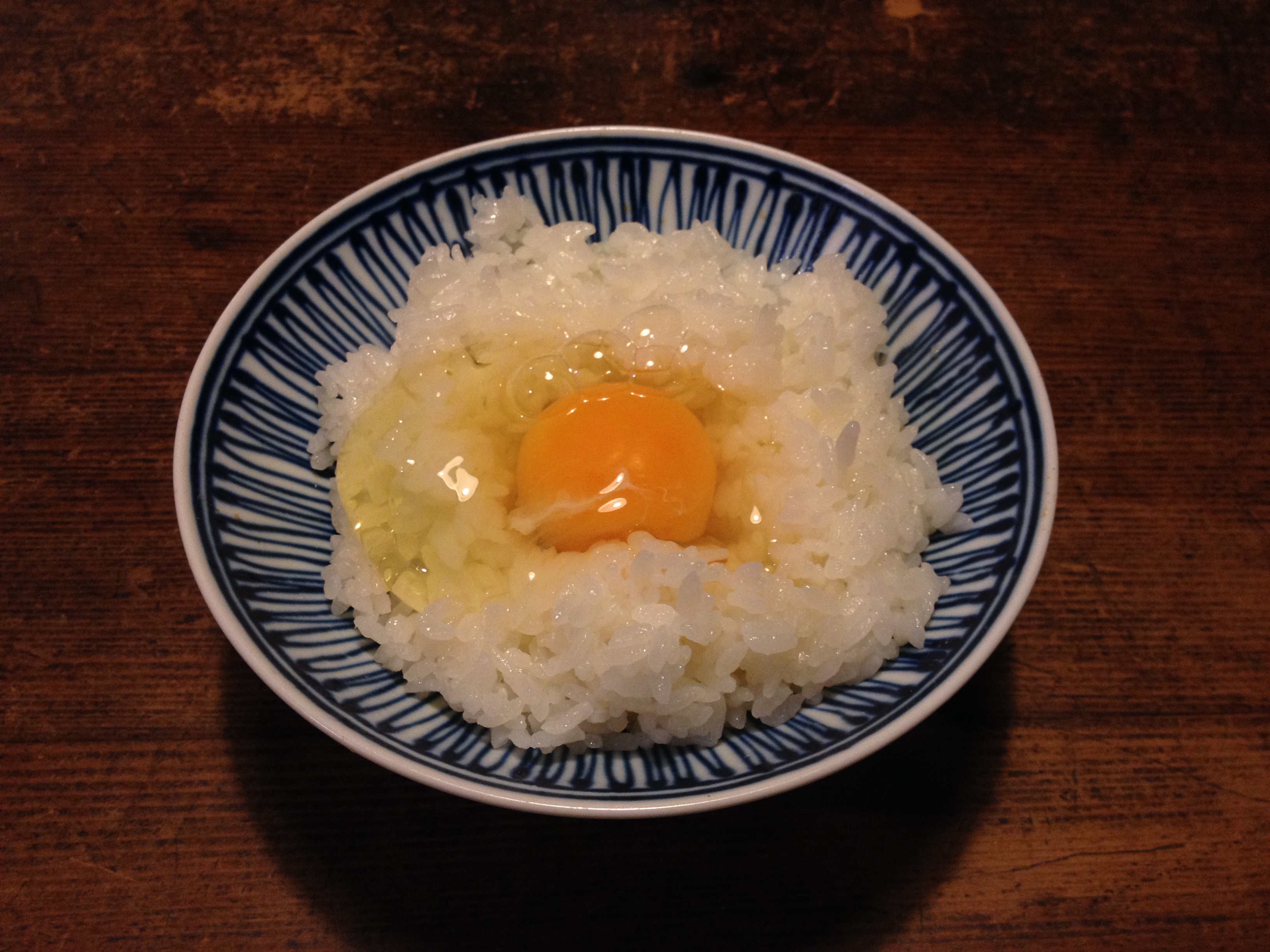 炊きたてご飯で玉子かけご飯 平茶碗で食べるとより美味しそうに見えます 波佐見焼を代表する名作の一つです 職人 Comブログ 炊きたてご飯で玉子かけご飯 平茶碗で食べるとより美味しそうに見えます 波佐見焼を代表する名作の一つです 職人 Comブログ