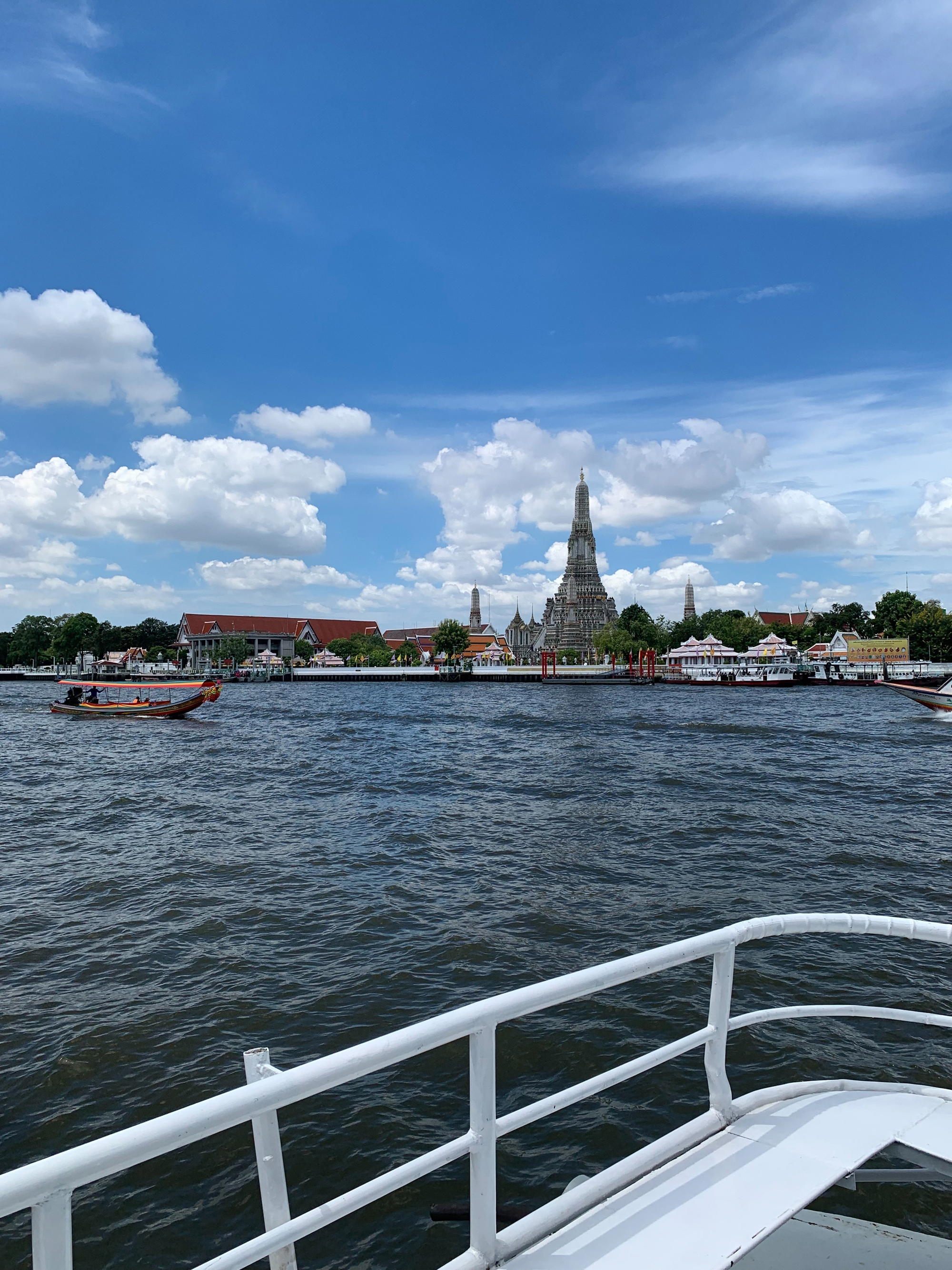 ワット・アルンと名物アイス】ワット・アルンとは「暁の寺」という意味