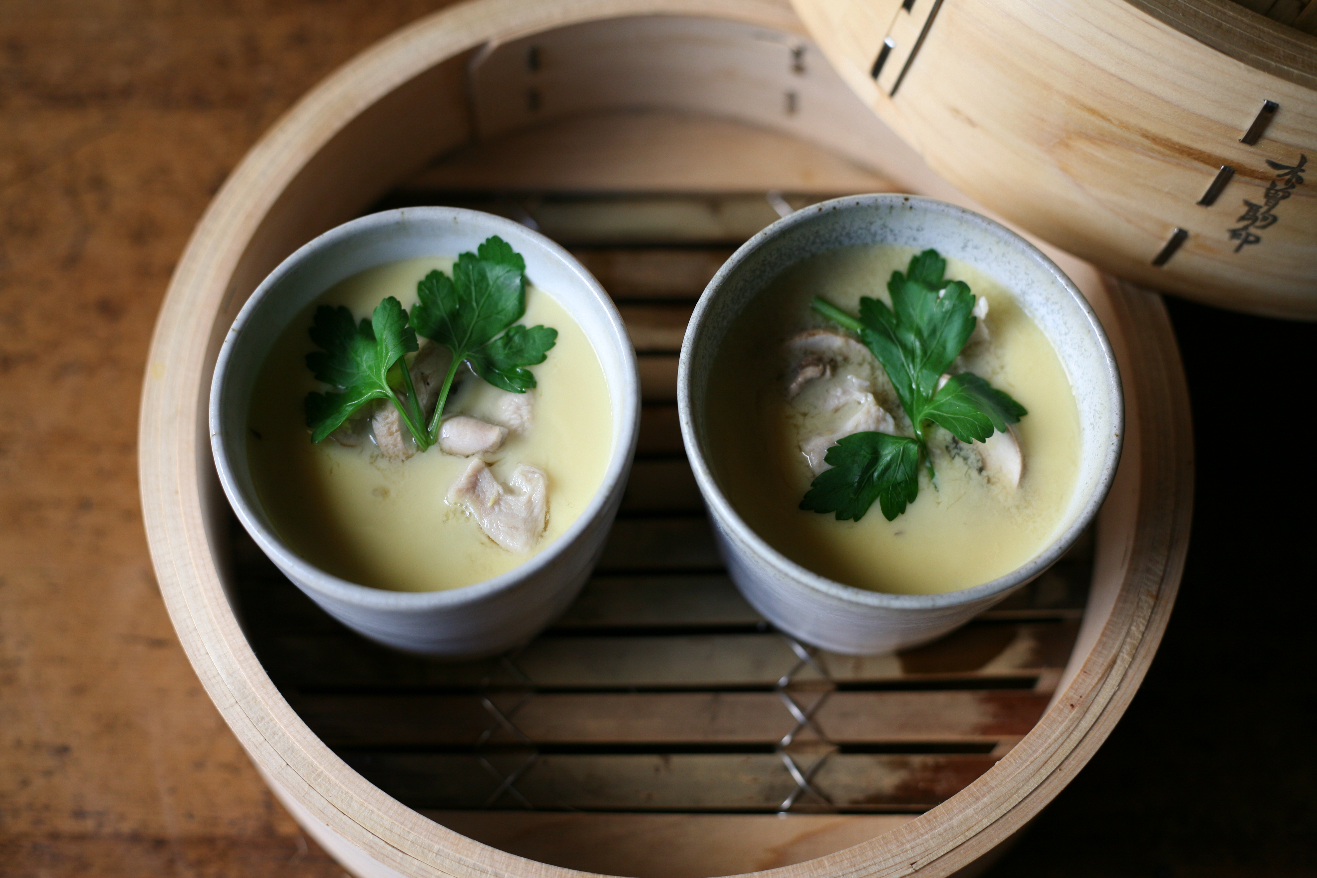 マッシュルームと鶏肉の茶碗蒸し 蕎麦猪口は 一つ持っているだけで暮らしのいろいろなシーンで活躍してくれる便利な器です 職人 Comブログ