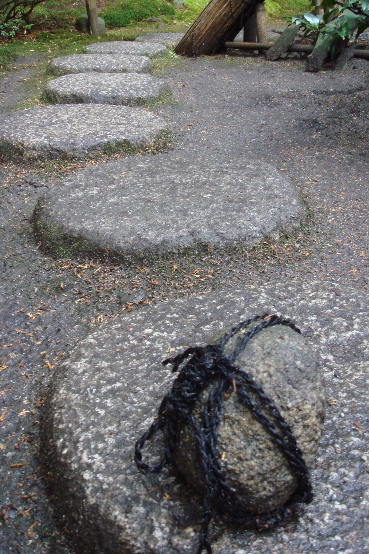 苔むした古い宝珠・関守石・オブジェ Water 関守石 関守ガラス オブジェ