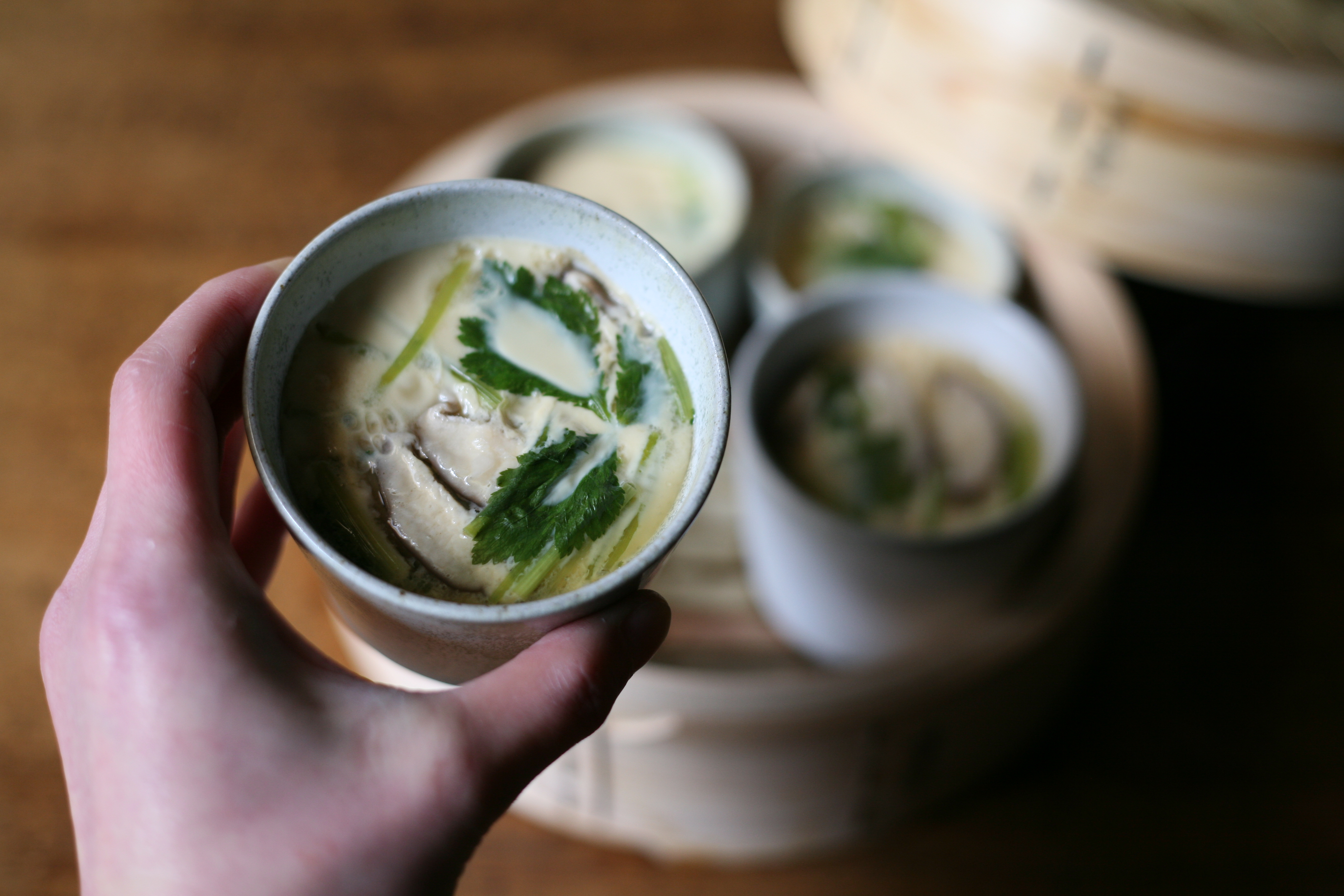 マッシュルームと鶏肉の茶碗蒸し 蕎麦猪口は 一つ持っているだけで暮らしのいろいろなシーンで活躍してくれる便利な器です 職人 Comブログ