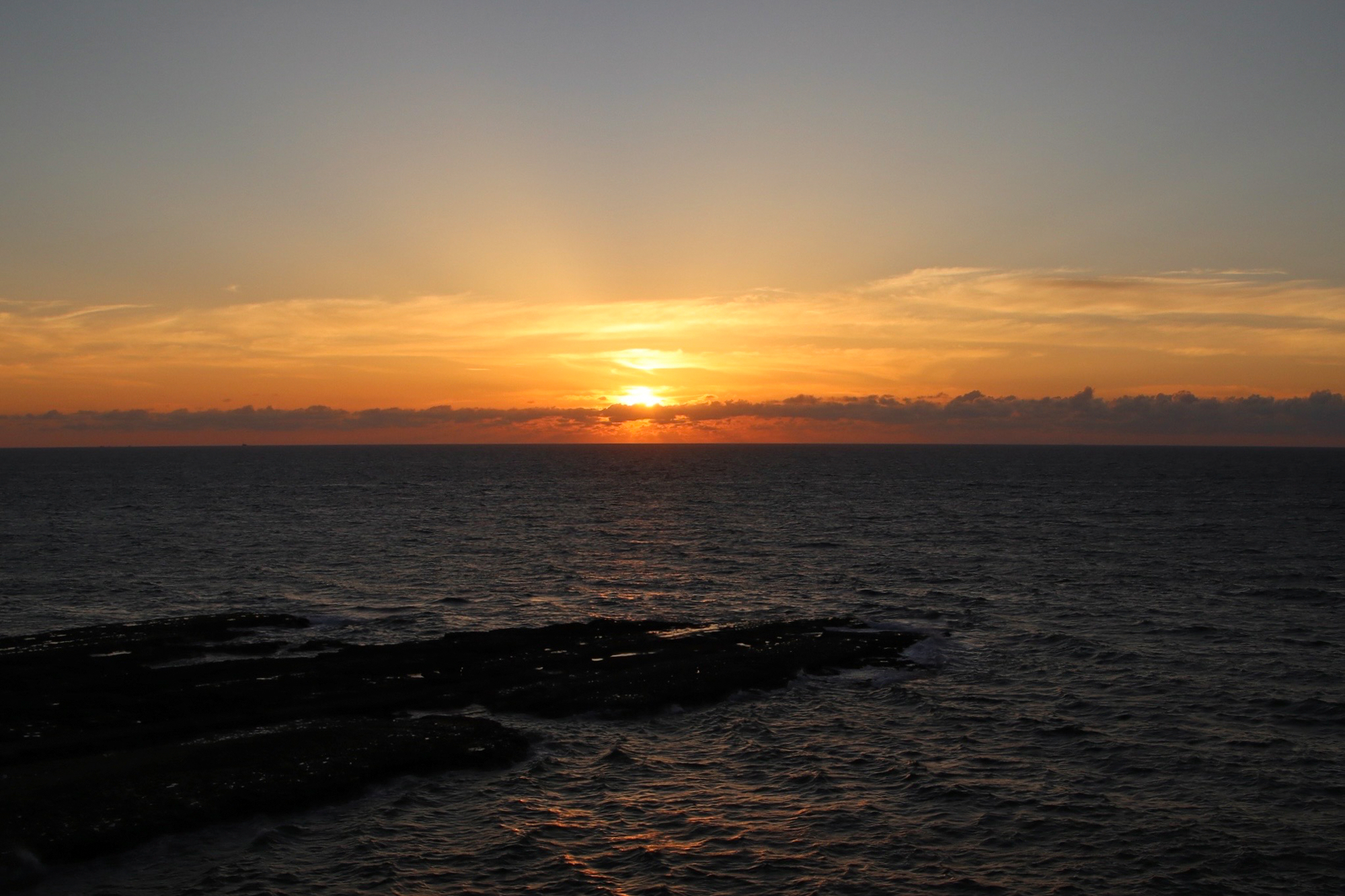夏の夕焼け 遠見ヶ鼻】北九州市若松区には岩屋・遠見ヶ鼻という夕日の