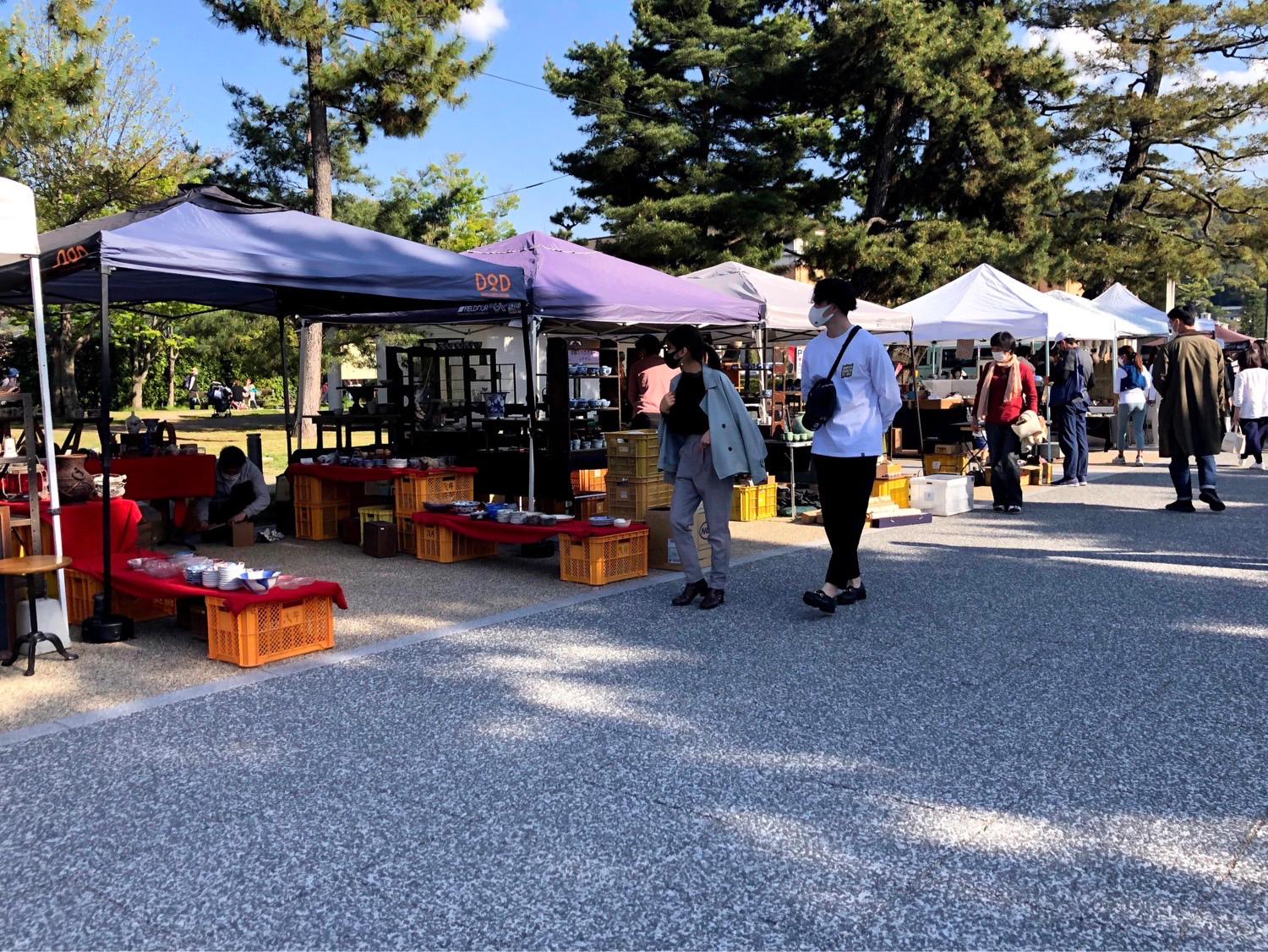 蚤の市は、フランス語の「marché aux puces」に由来します。「puces」が「蚤」を意味し、英語ではこれを直訳して蚤を意味するfleaからフリーマーケットと呼ばれています。  : 職人.comブログ