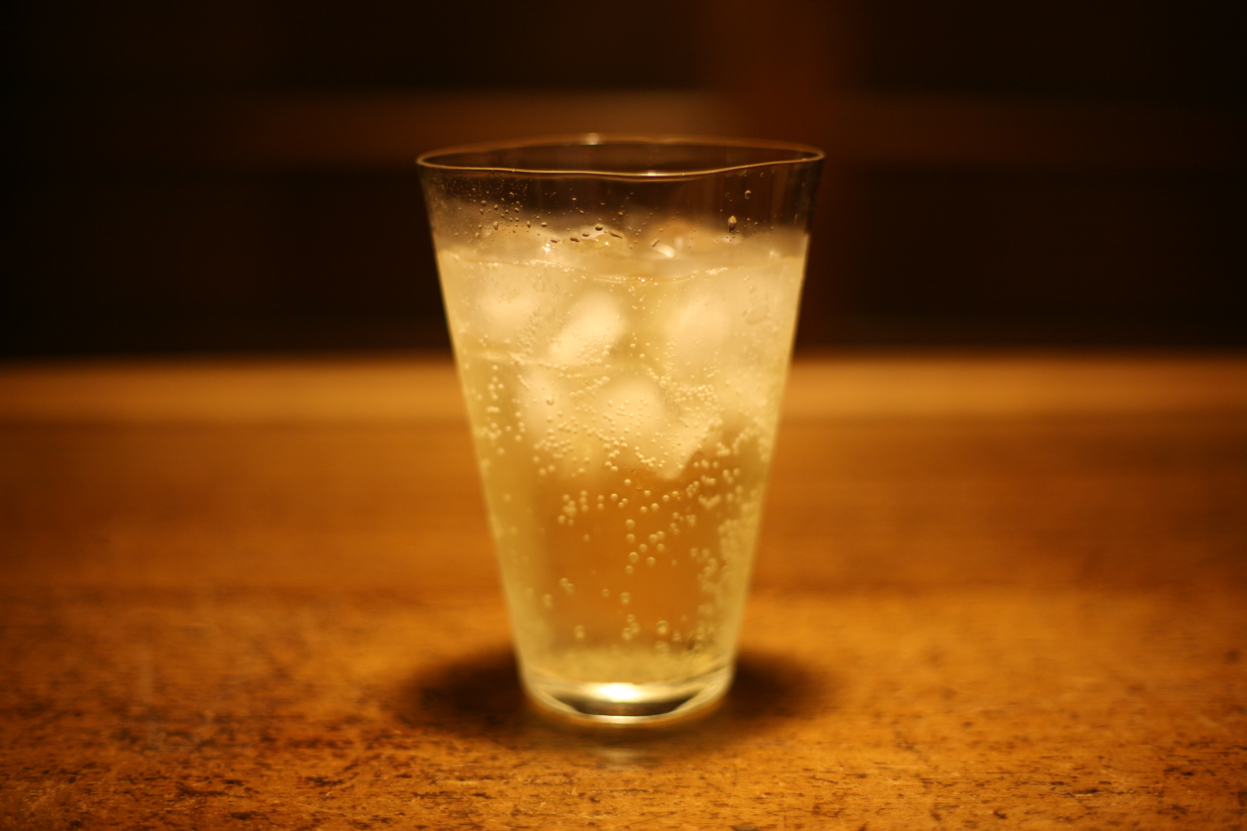 氷をグラスいっぱいに入れて ウイスキーとグラスをよく冷やし 炭酸水を氷に当てないように少しずつ注いで 最後にマドラーで底から氷を一度だけ持ち上げたら完成です 職人 Comブログ