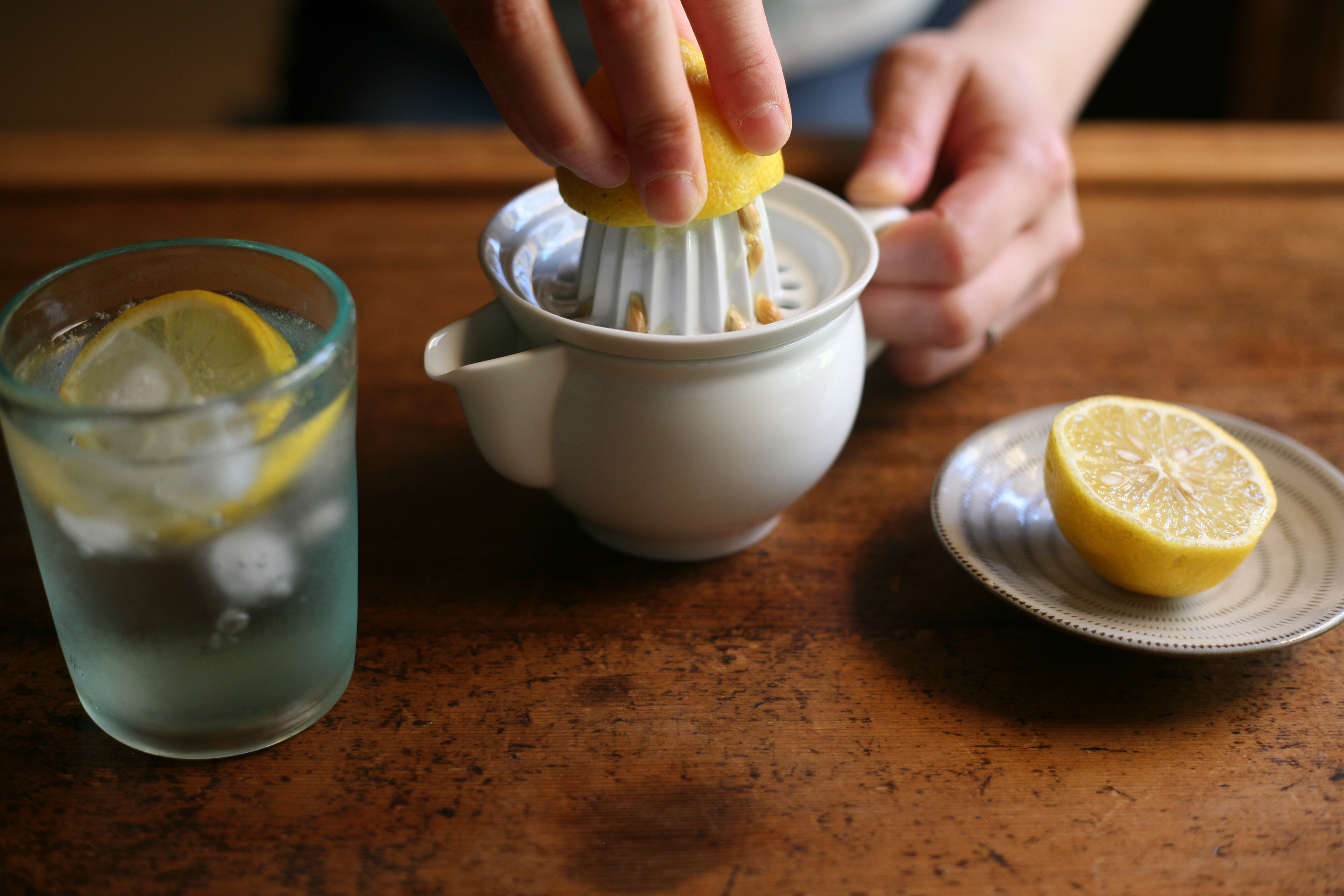 夏日宇治金时抹茶冰 一口沁甜 甜蜜漫溢 如果再接着来一杯 爽快透顶的鲜榨柠檬气泡水 一口接一杯 一爽解一甜 夏日炎炎且此过吧 职人 Com博客