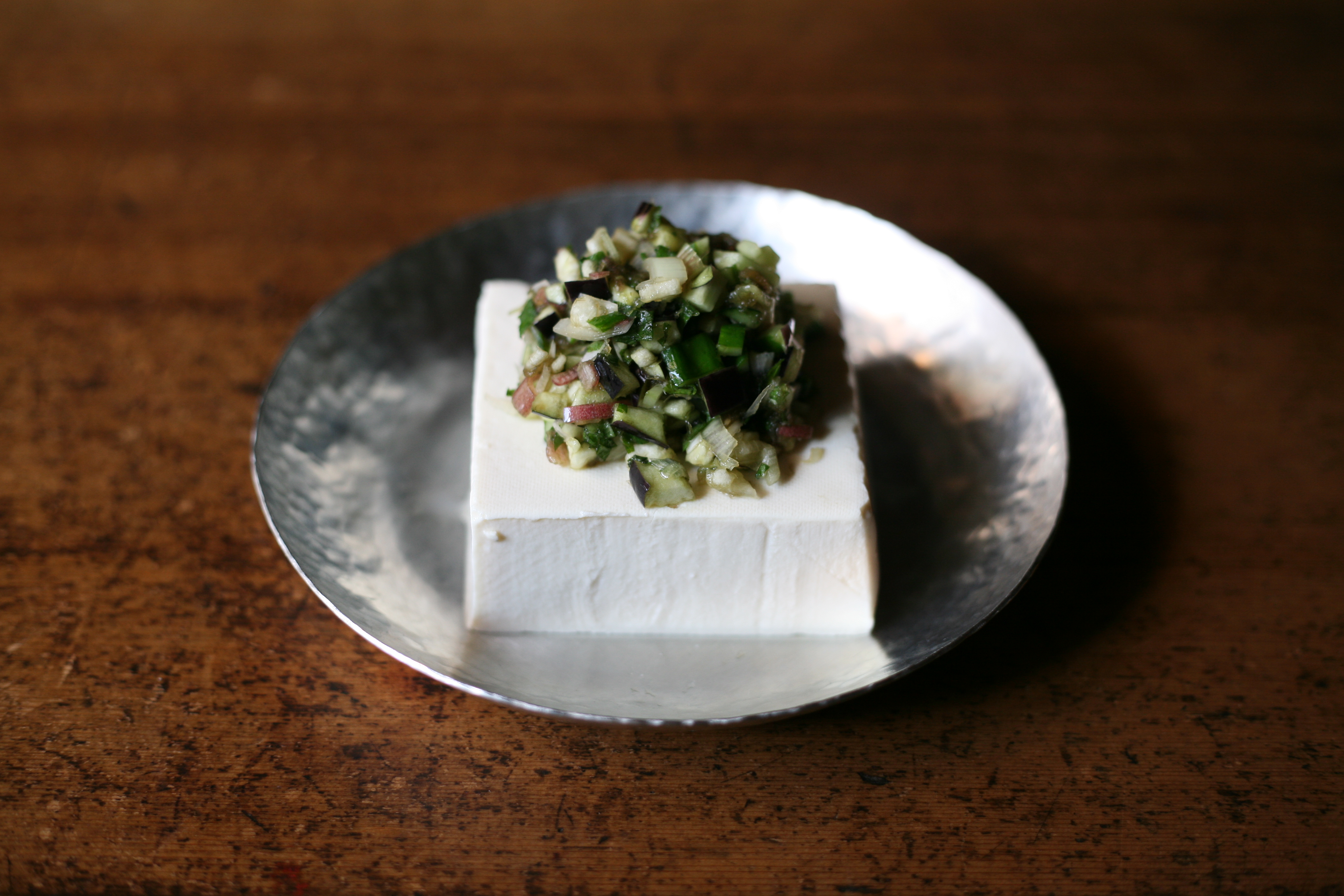 涼拌豆腐 冷奴 冷奴 具體言之就是將冷藏後的豆腐切成四方形 搭配上蘿蔔蔥薑泥 青紫蘇 茗荷 柴魚片等佐料 再用醬油 唐辛子 味噌等醬汁調味 職人 Com網誌 涼拌豆腐 冷奴 冷奴 具體言之就是將冷藏後的豆腐切成四方形 搭配上蘿蔔蔥薑泥 青紫蘇 茗荷 柴魚片等佐料 再用醬油 唐辛子 味噌等醬汁調味 職人 Com網誌