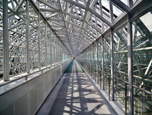 Kyoto_Kyoto_Station_Innen_Skywalk_2