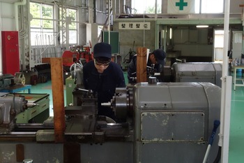 2冊セット「目で見て合格技能検定実技試験「普通旋盤作業3級・2級」手順と解説」 目で見て合格 技能検定実技試験「普通旋盤作業3級」手順と解説 - 日刊
