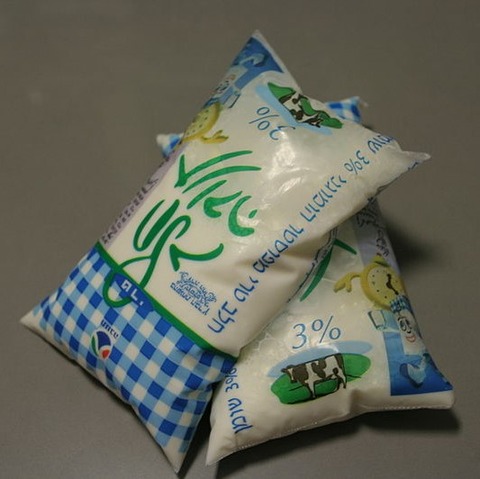 800px-Israeli_Milk_Bag