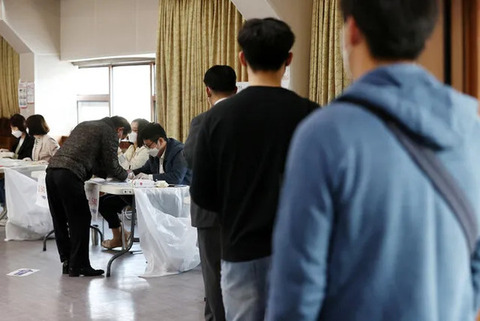 韓国　投票する若者