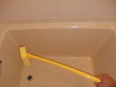 浴槽を洗う柄付きスポンジ3