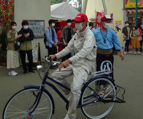 目立ちたがり屋の二人も登場