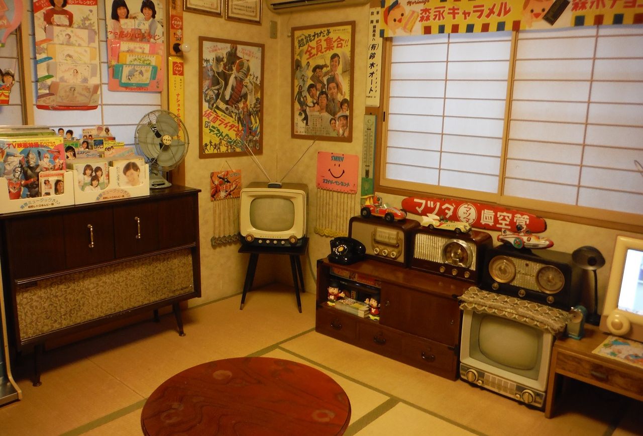 昭和レトロ扉付き棚（テレビ改造）