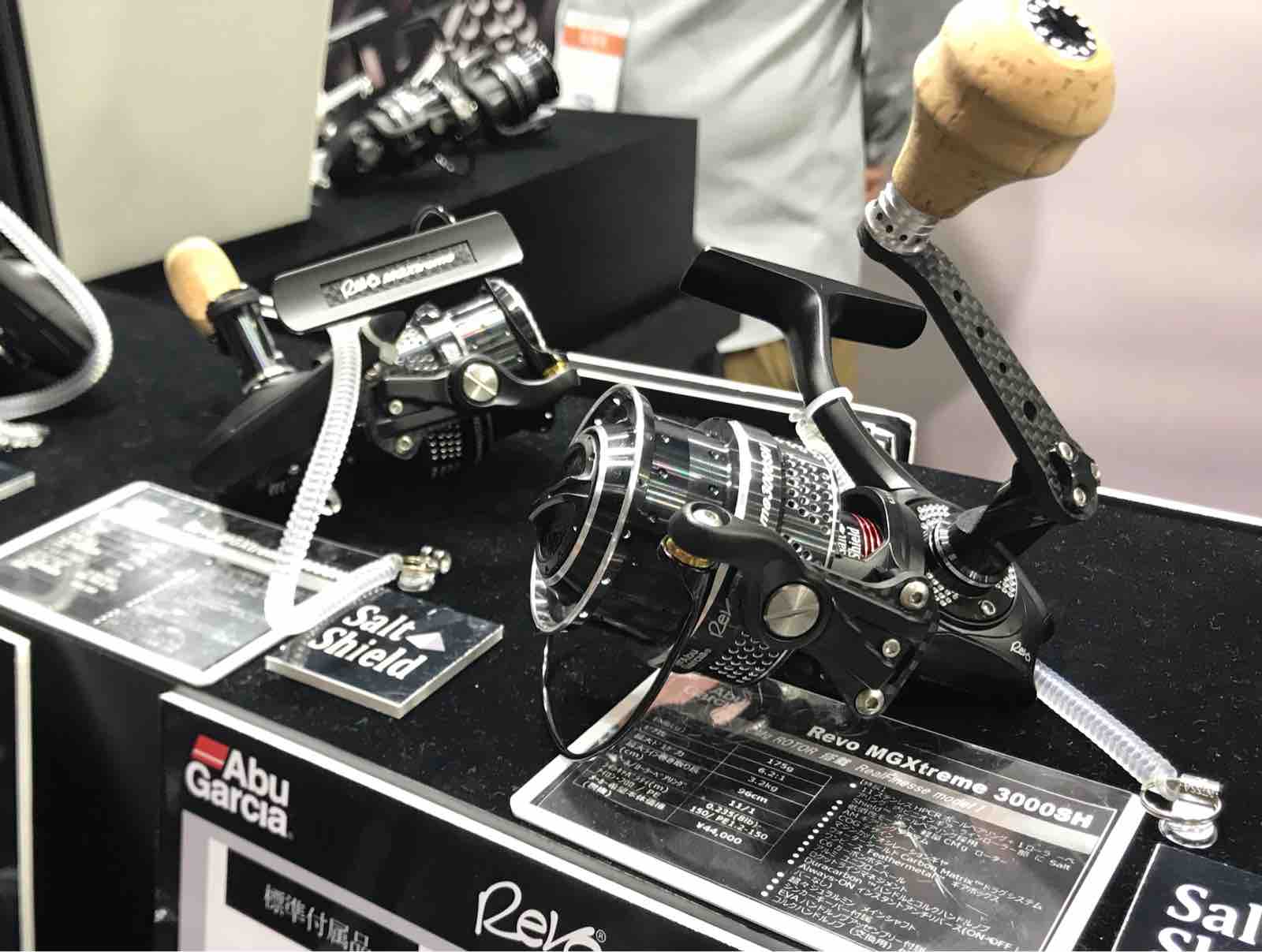 イグジを超える異次元の軽さ 18レボ エムジーエクストリーム : blue