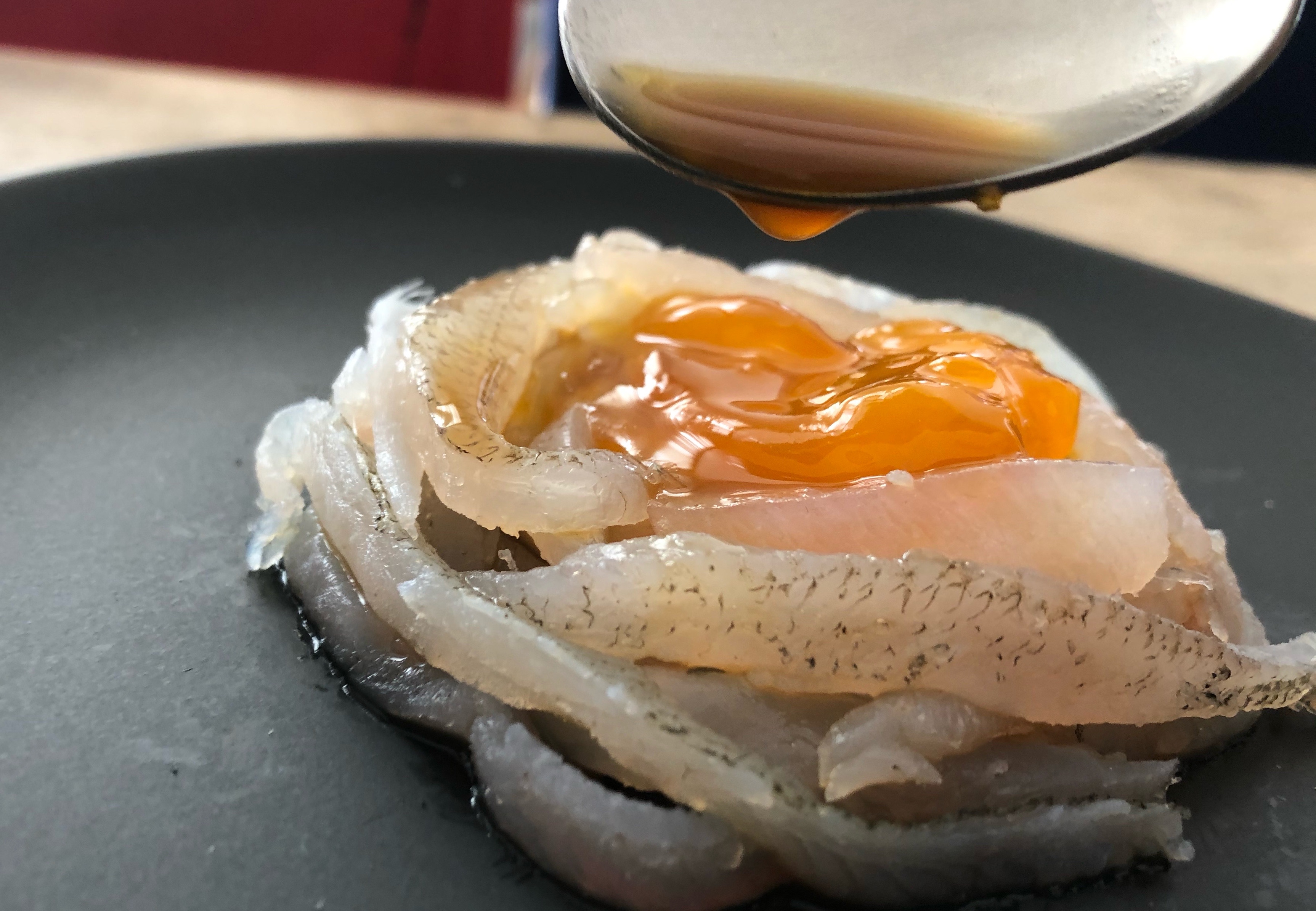 寝かせたキスの糸造りに卵黄の醤油漬けを乗せて Blue Tetristの釣りノート