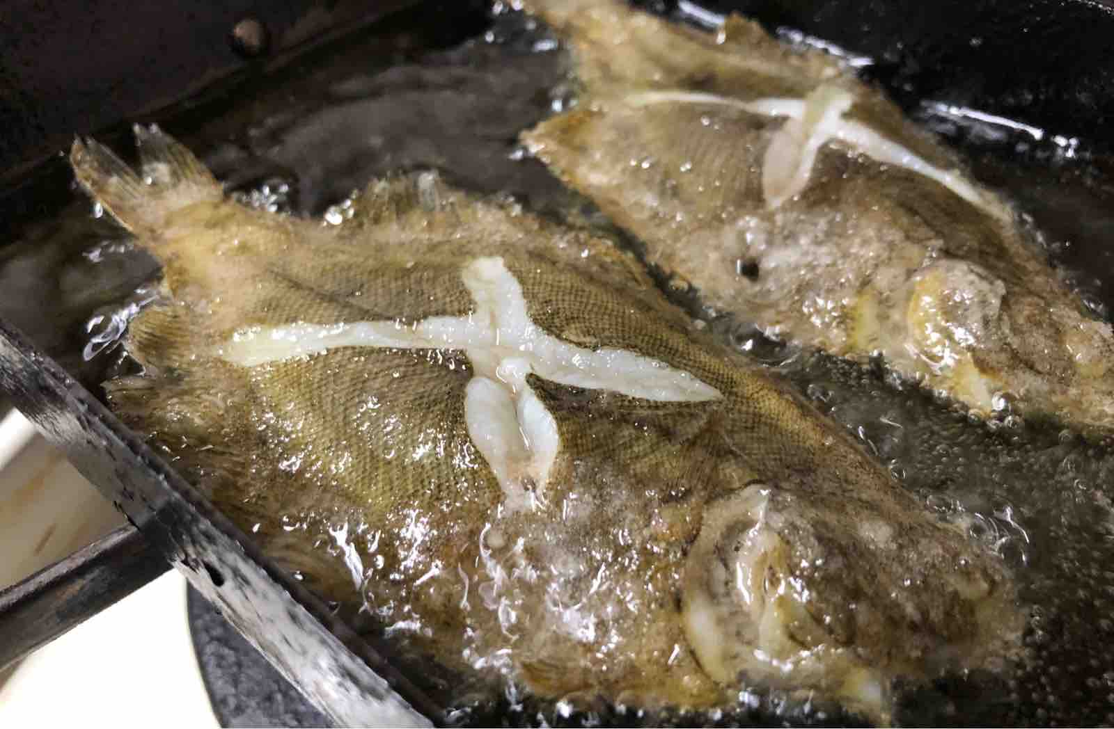 カレイの唐揚げに南仏の伝統タプナードを添えて Blue Tetristの釣りノート カレイの唐揚げに南仏の伝統タプナードを添えて Blue Tetristの釣りノート
