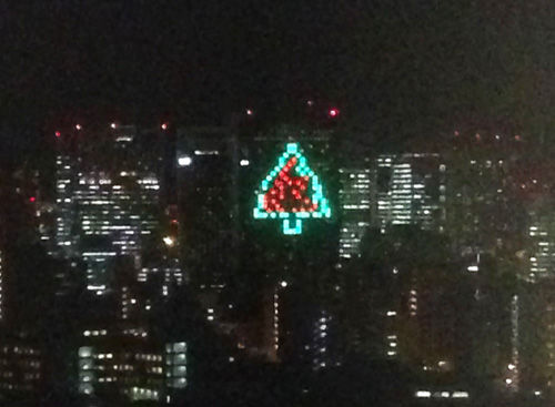 今年も 品川プリンスホテルの壁面に巨大なクリスマスツリー出現 Mars Submarine