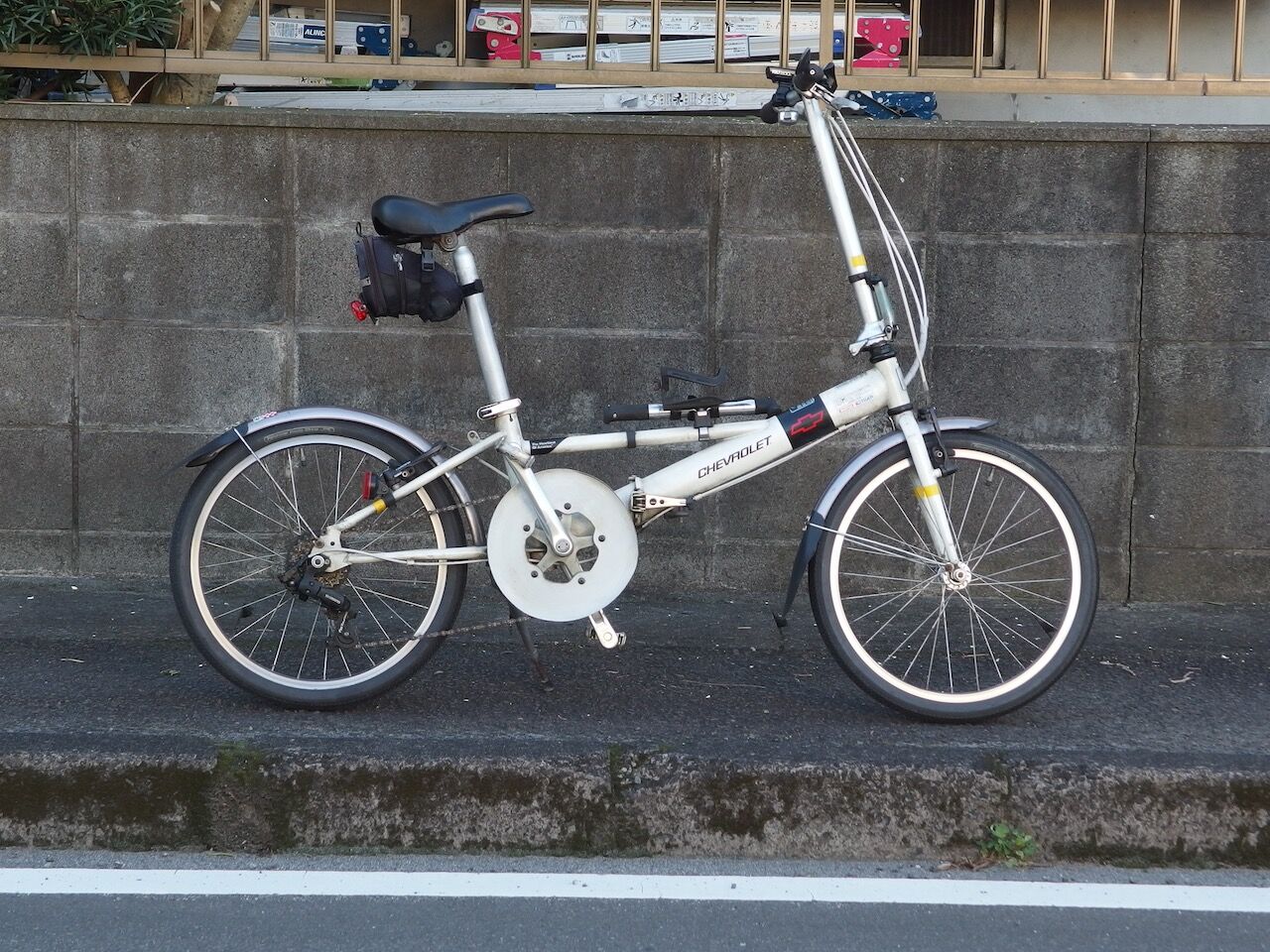 現状販売２０インチ折り畳み自転車　乗って帰れます　チェーン新品に交換 折りたたみ自転車 自転車 折り畳み自転車 20インチ シマノ 6段変速