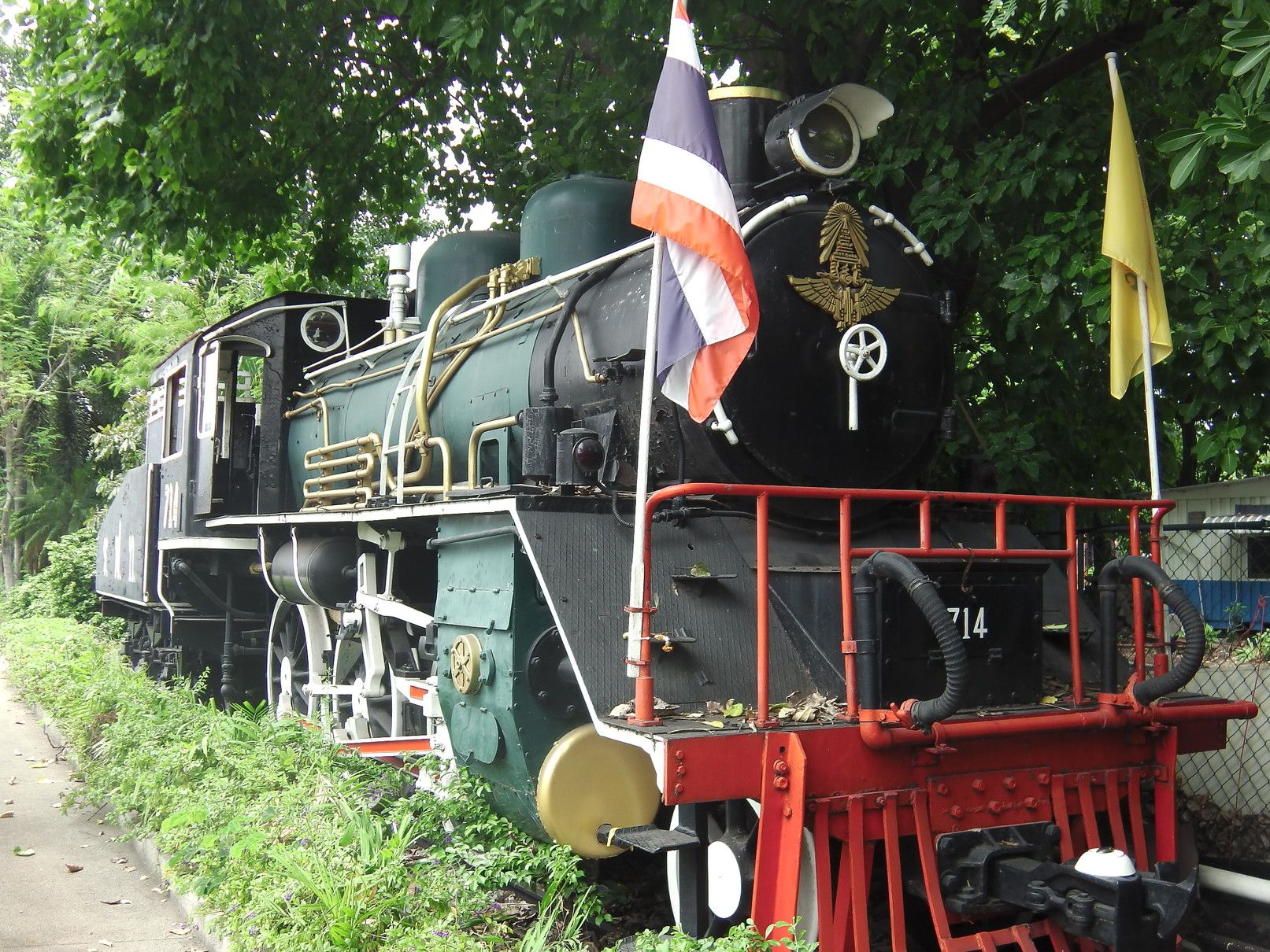 駅の片隅に保存されていた日本製C56形蒸気機関車 : いまだ旅の途中