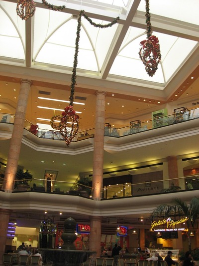 12 20 07 Last School, Fashion Island Tree, Gifts from Jean (14)