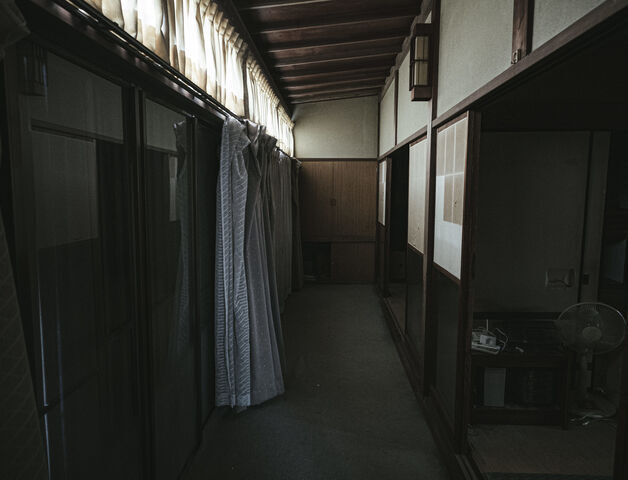 男３人で墓場へ行って、墓をハンマーで叩いたり、ペンキをかけたりした→結果…【1/2】