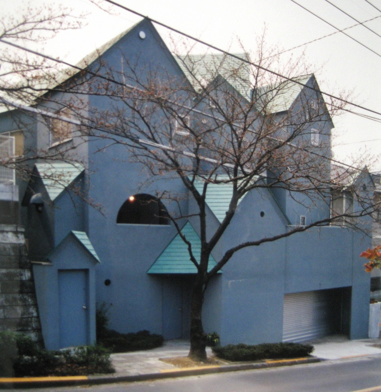 水晶結晶の家』(1992年) 1 … “ひねり連結”は 都市住宅でも有効か