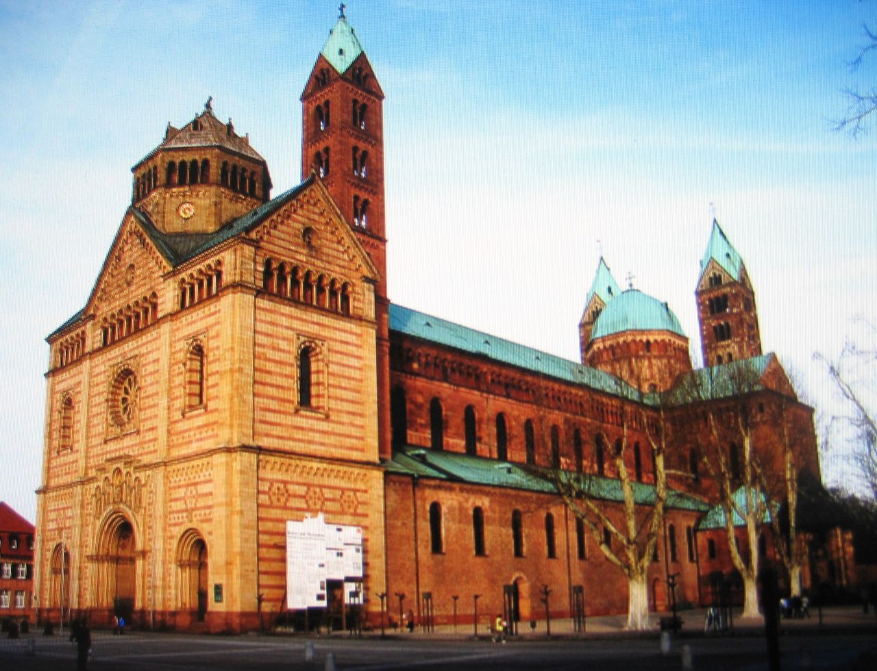 ステンドグラスを通した光 と 尖塔の高さ 7 ドイツ最初のゴシック の マクデブルクの聖マウリトス大聖堂 1 生涯一設計士 佐々木繁の日々