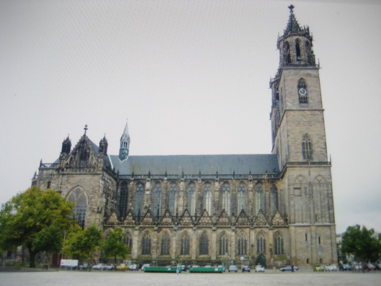 ステンドグラスを通した光 と 尖塔の高さ 7 ドイツ最初のゴシック の マクデブルクの聖マウリトス大聖堂 1 生涯一設計士 佐々木繁の日々