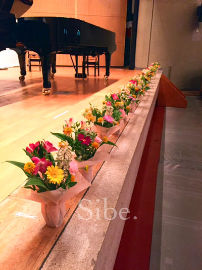 ピアノ発表会舞台花 配送料金が割引になるステージ装花のご案内 Studio Sibe