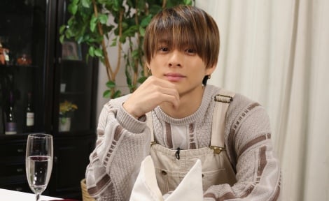 キンプリ平野紫耀 花束を手に優しいまなざし 1年ぶり復活の Eye Ai 表紙飾る 新鮮とれたてニュース