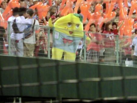 【アカン】偽ふなっしーこと『くれっしー』現る!?→厳重注意されるwwwww