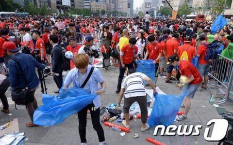 W杯で韓国サポーターがゴミ拾い！それに対し批判殺到！「ヤラセっぽい」、「日本のマネ？」「韓国人の民度っていつこんなにあがったんだ！？」など