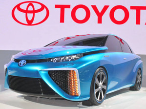 トヨタが世界初の水素を使った発電で走り、水しか排出しない『燃料電池車』を発売！