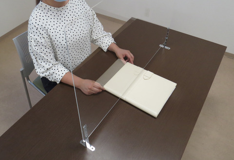 アクリルパーテーション 人有り