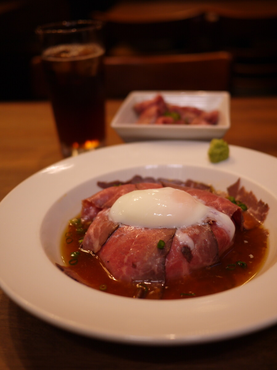 ワンコインのローストビーフ丼と追肉 濱端 ワンコインのローストビーフ丼と追肉 濱端