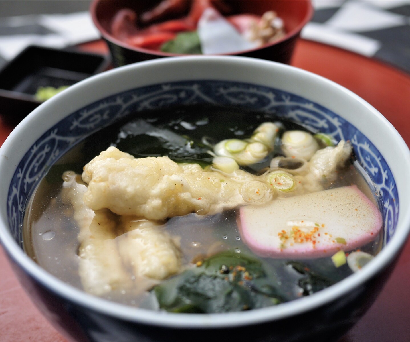 真っ赤なコートがお似合い 穴子天ぷら蕎麦セット 濱端