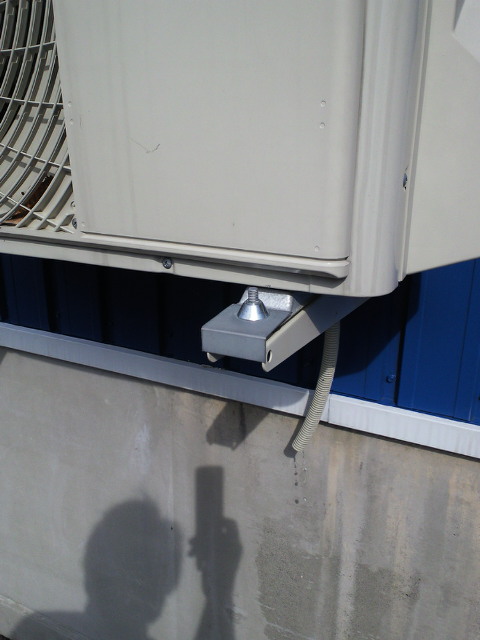 エアコンの室外機の盗難が多発中です つなぐ とめる 締結部品の企画製造 シグテックファスナー