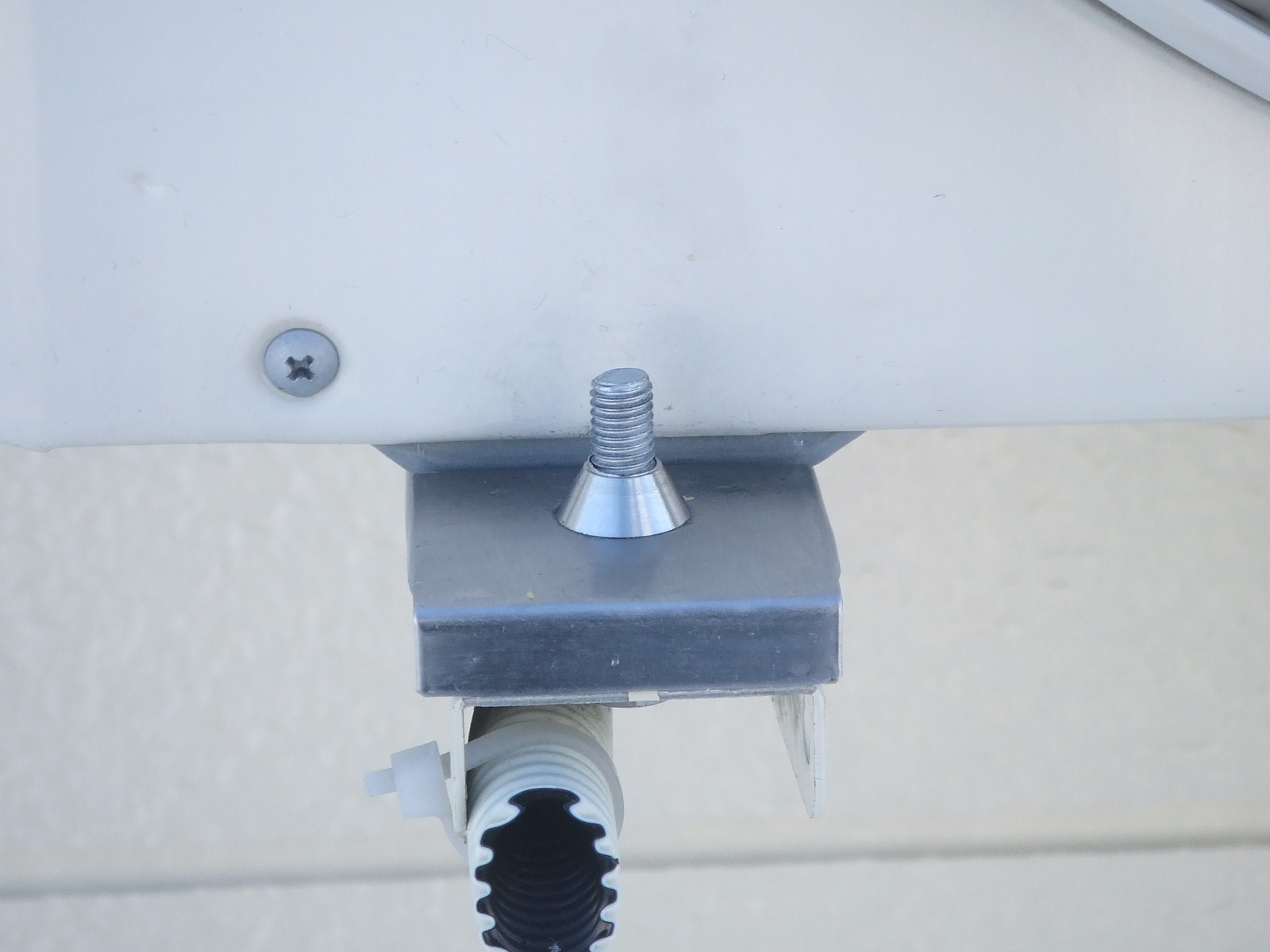 エアコンの室外機の盗難が多発中です つなぐ とめる 締結部品の企画製造 シグテックファスナー