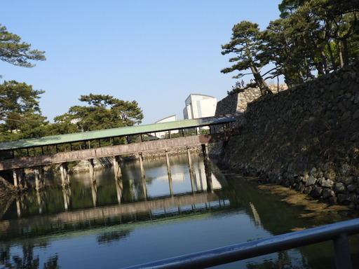 四国 128高松築港駅ホームから高松城内堀と鞘橋