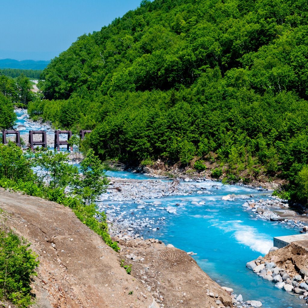 青の絶景 北海道美瑛町白金 神秘の青い池 色彩の国