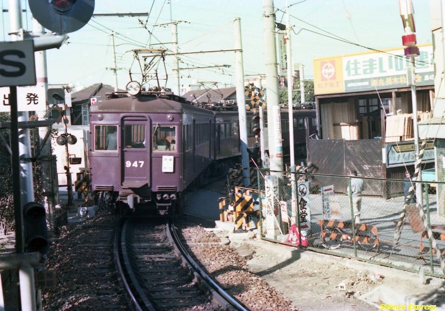 阪急塚口駅に入線する伊丹線電車 今昔 19年 18年 19年 Silence Express 阪急塚口駅に入線する伊丹線電車 今昔 19年 18年 19年 Silence Express